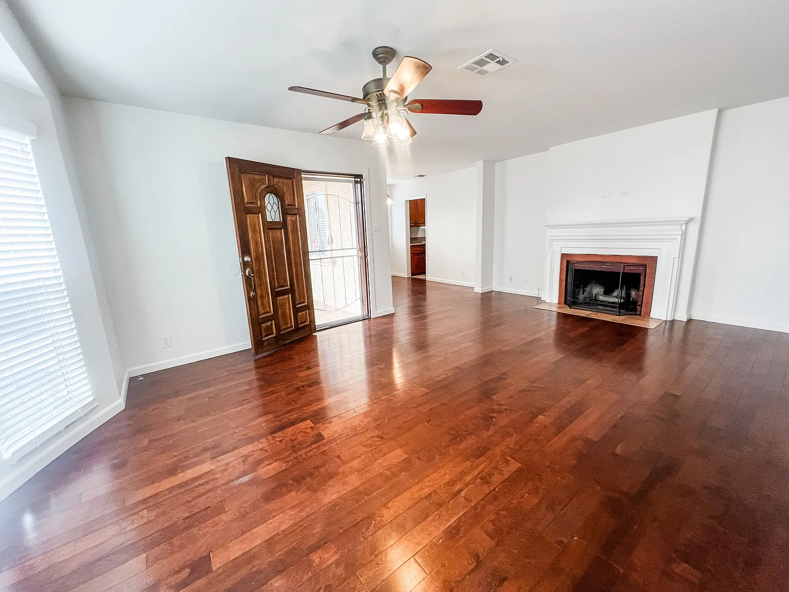 3 bed, 1302 sqft, $2,950 — Photo 2