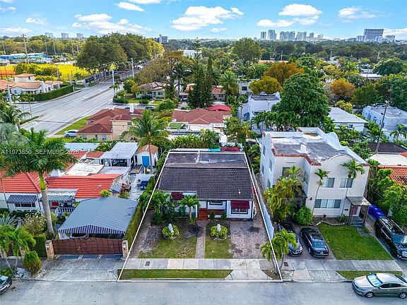5th image of 2220 SW 16th Ter