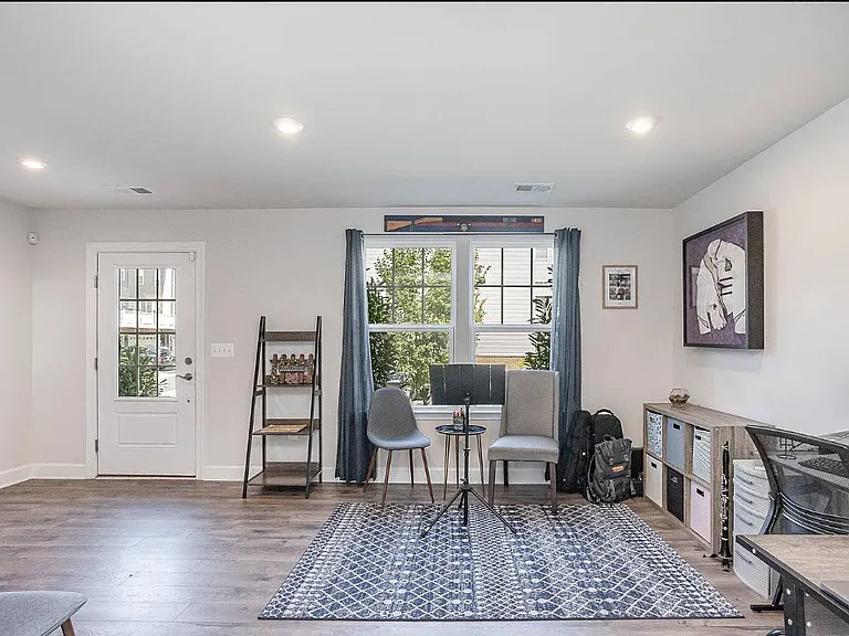 1825 Sag Harbor Ln — Photo 2