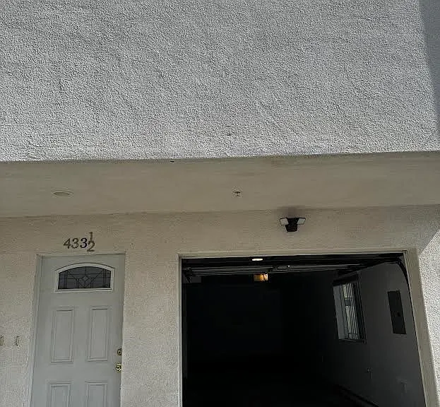 433 1/2 E 30th St — Photo 1