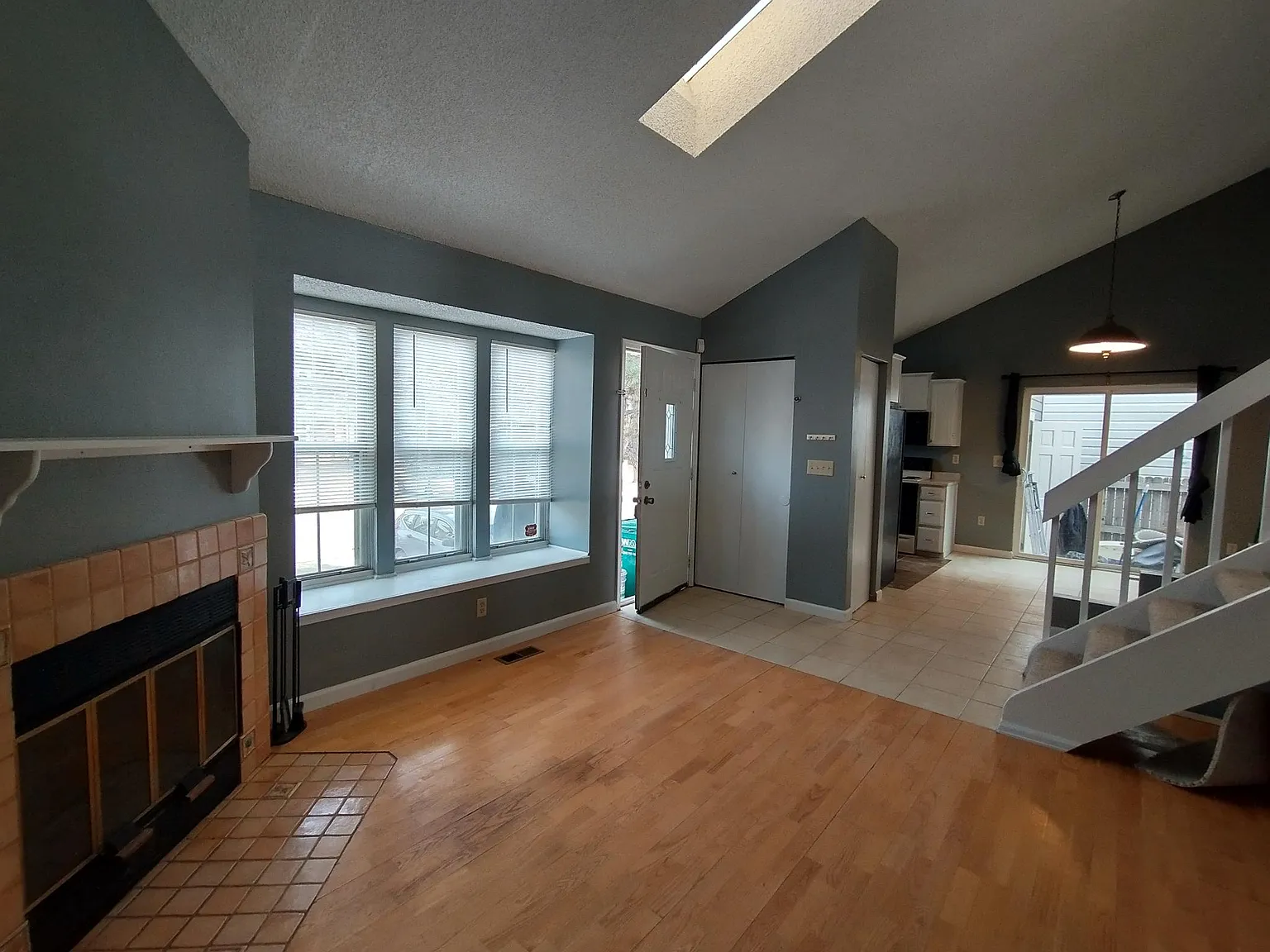 3 bed, 1.5 bath, 1196 sqft, $2,250 — Photo 2