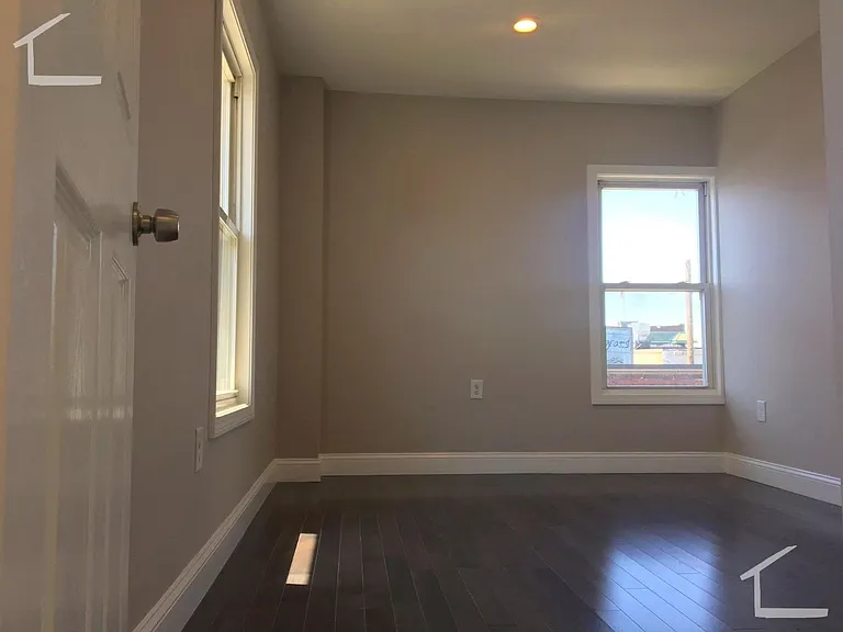 77 Linden St #2R — Photo 6