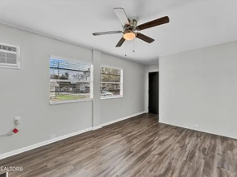 217 W Fairview Rd — Photo 3