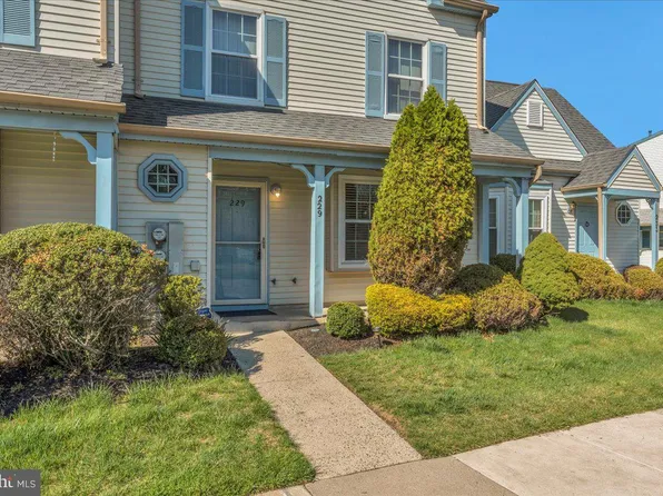 229 Knoll Dr, Blackwood, NJ 08012