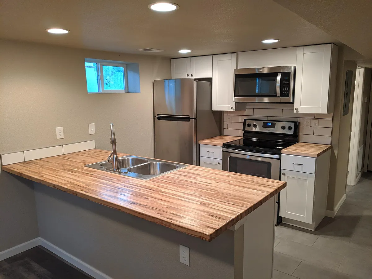 Updated kitchen with eating bar - 827 E Laurel St