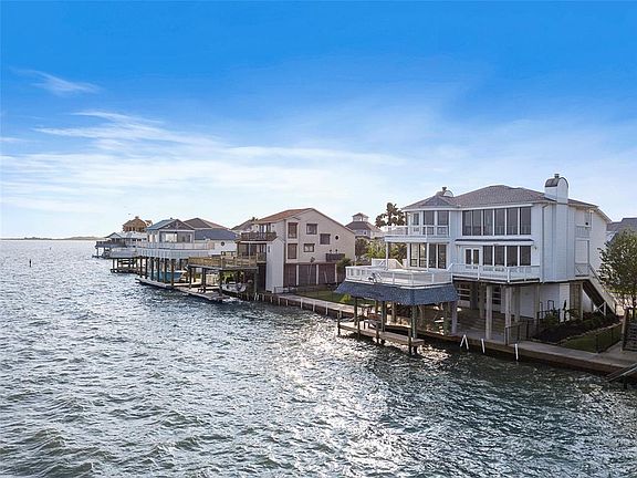 2nd image of 124 Quayside Dr