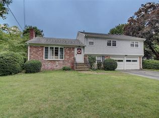 1 Starbrook Dr, Barrington, RI 02806