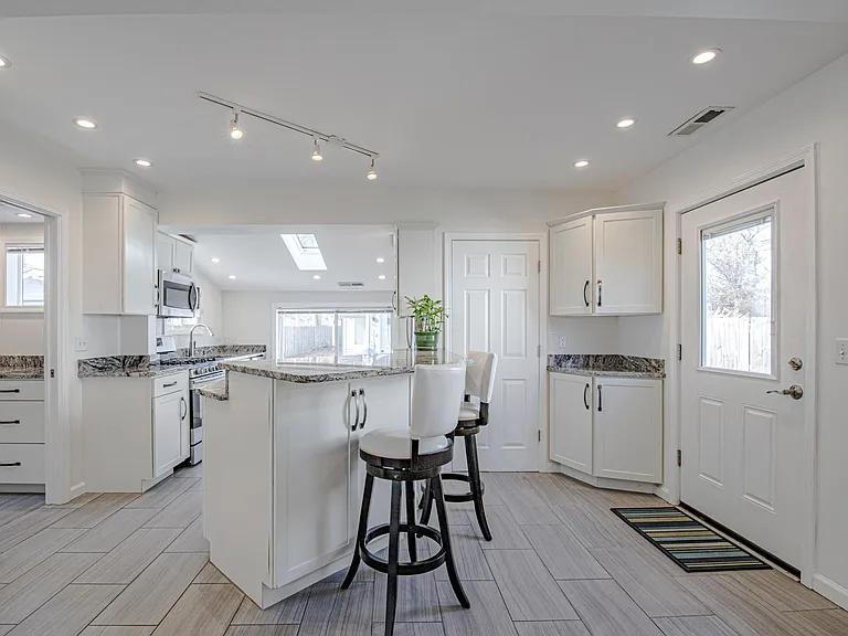 114 Mull Ave — Photo 4