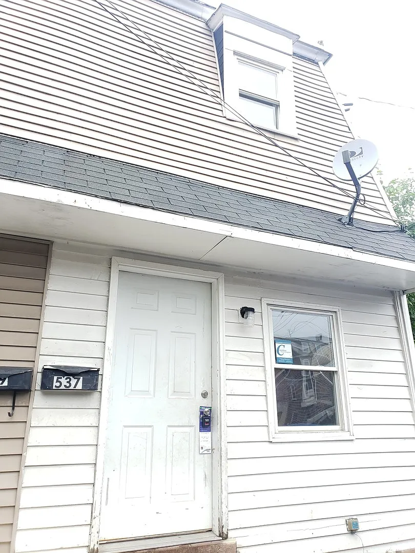 Charming 2Bed/1Bath Semi-Detached Home in Allentown! — Photo 1
