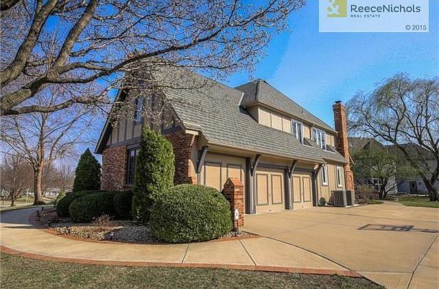 Welcome to the beautiful Royse neighborhood and to the elegant 2305 W 125th Street!