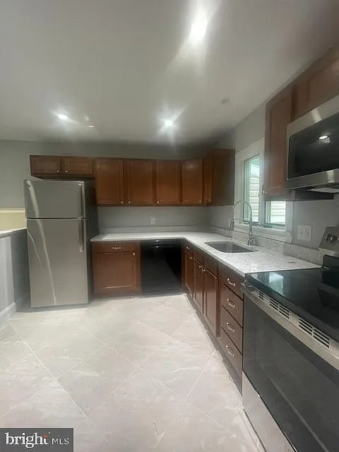 5 bed, 2.5 bath, 2100 sqft, $2,995 — Photo 3