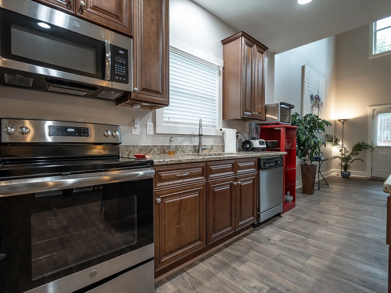 2 bed, 2.5 bath, 2400 sqft, $3,000 — Photo 2