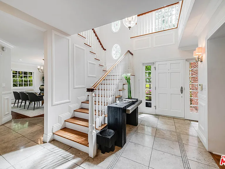 547 Loring Ave — Photo 2