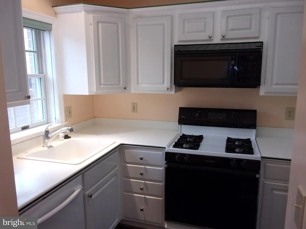 Building Photo - 6916 Fairfax Dr #218