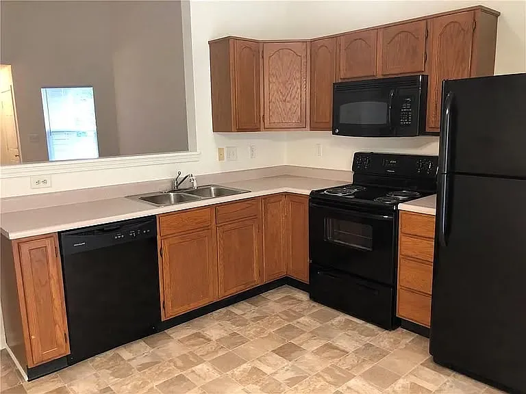 3 bed, 1030 sqft, $1,632 — Photo 3