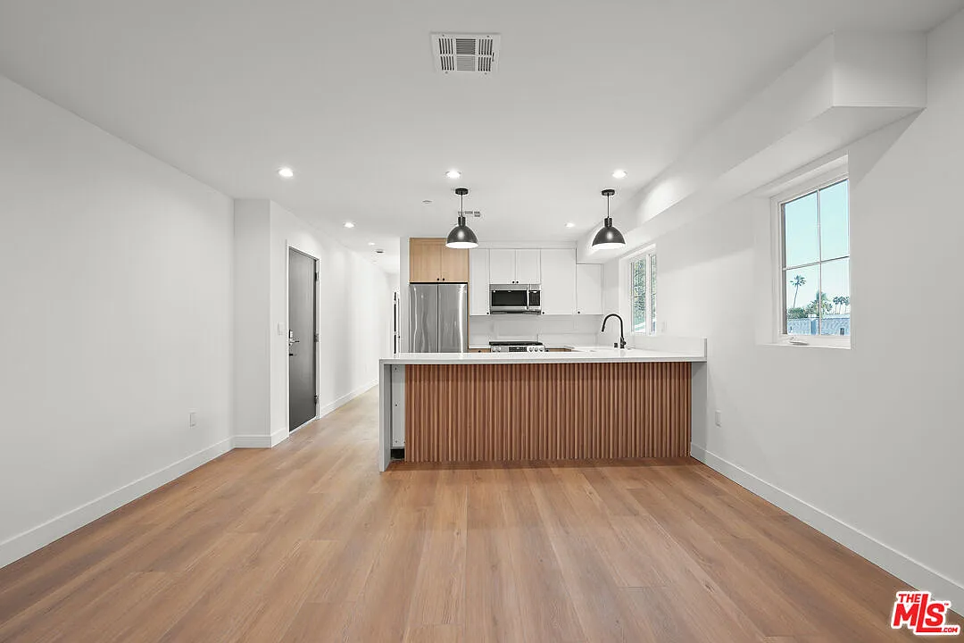 4 bed, 3.0 bath, 1494 sqft, $4,583 — Photo 4