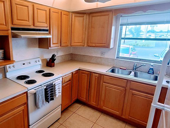 4th image of 2941 Crosley Dr W APT C