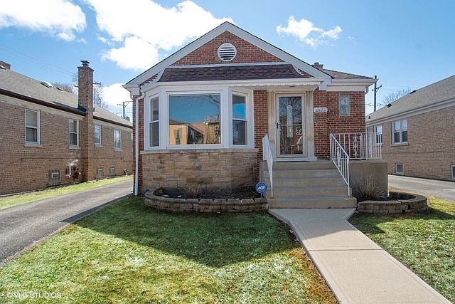 1st image of 2421 W Jarvis Ave