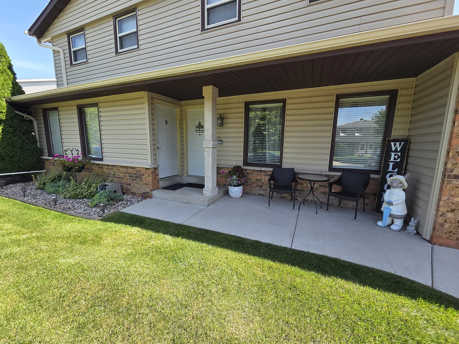 3 bed, 1.5 bath, 1600 sqft, $2,400 — Photo 1