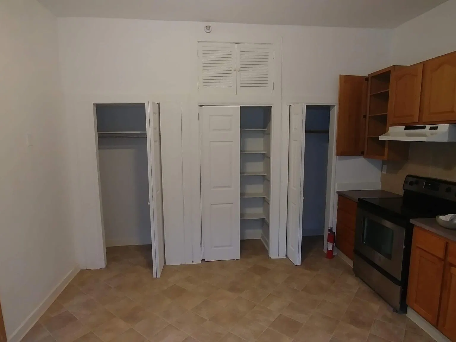 229 W Walnut Ln — Photo 3