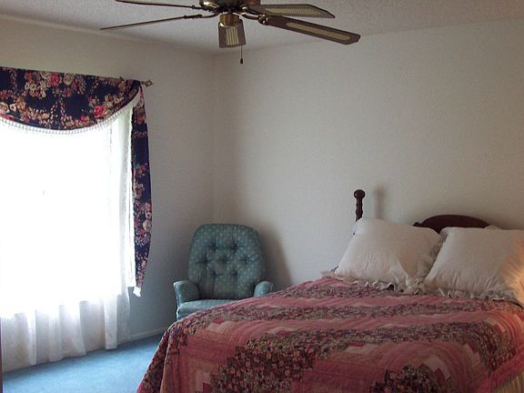 Master Bedroom w/ Sitting Area