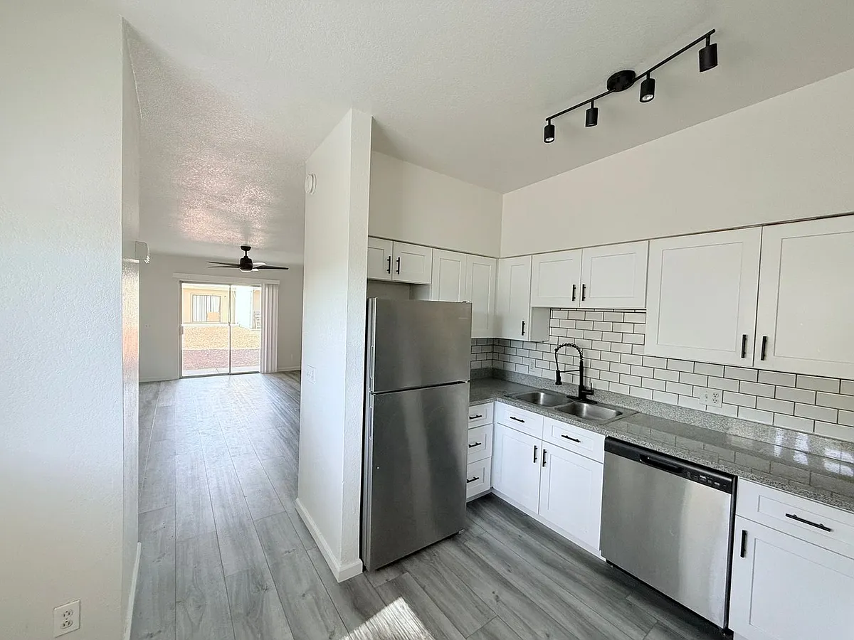 Building Photo - 2814 E Kathleen Rd #102