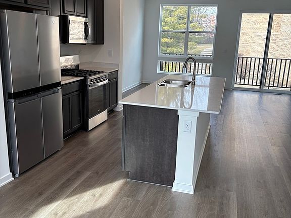 4th image of 369 Summit Cir
