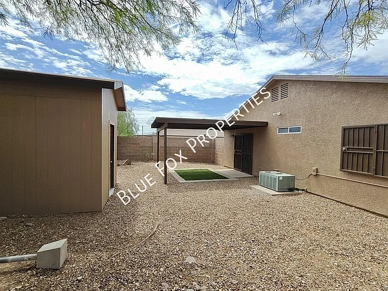 100 E Medina Rd — Photo 20