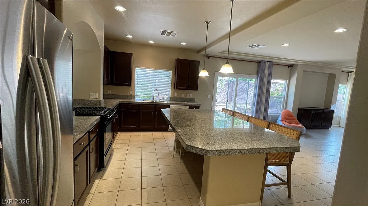4 bed, 2.5 bath, 2460 sqft, $2,395 — Photo 4