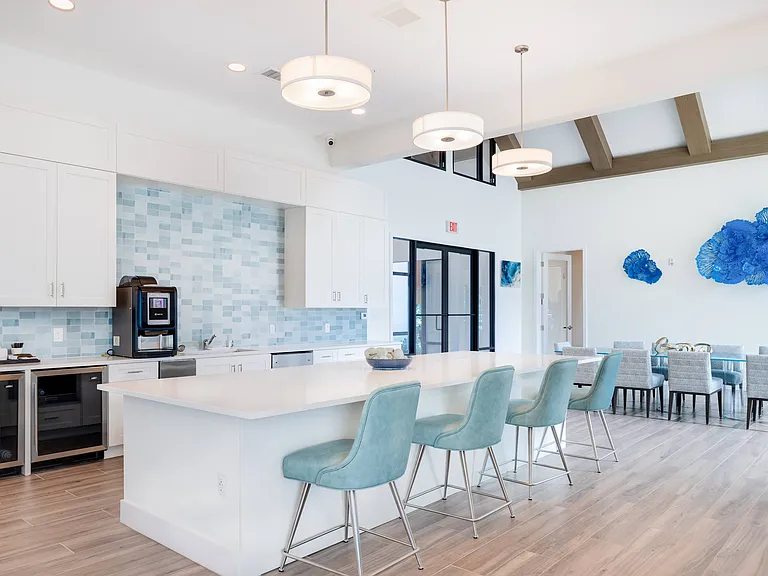 Imperial Crossing Luxury Apartment Homes community clubhouse eating area.