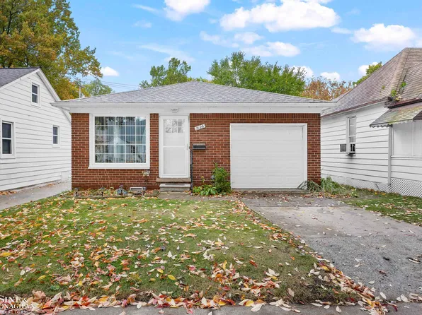 2126 Ridgemont Rd, Grosse Pointe Woods, MI 48236