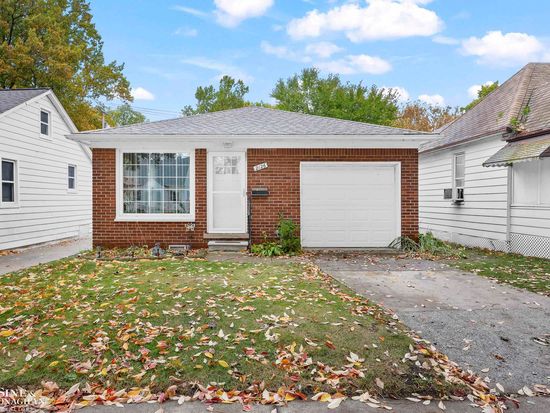 2126 Ridgemont Rd, Grosse Pointe Woods, MI 48236