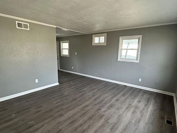 4th image of 20 Leonard Dr