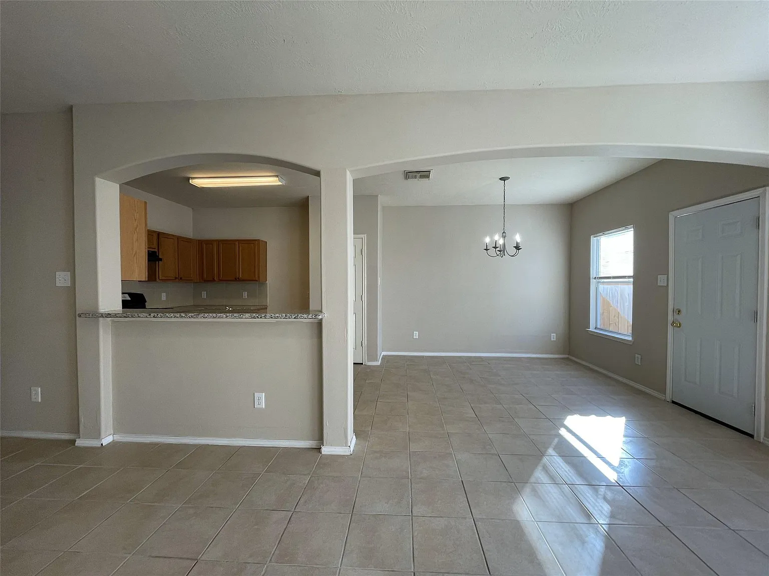 3 bed, 2.5 bath, 1907 sqft, $1,800 — Photo 1