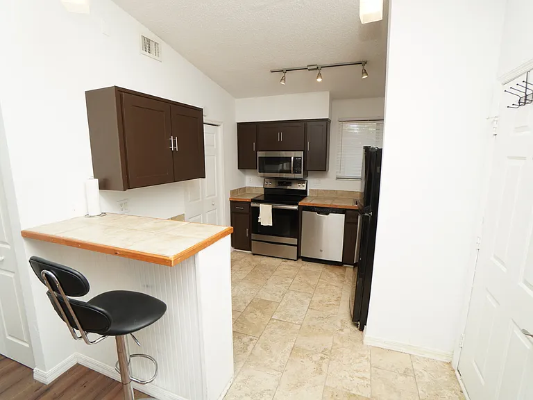 1563 Hancock Ln — Photo 4