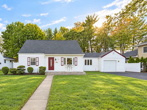 172 Behnke Ave, Paramus, NJ 07652