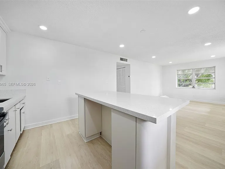 6211 SW 37th St #212 — Photo 8