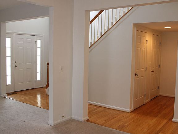 4th image of 255 Highgate Cir