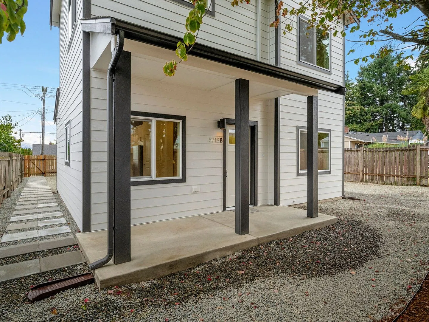 Brand-New Detached 3-Bedroom Home Near Point Ruston A/C & Alley Parking! — Photo 2