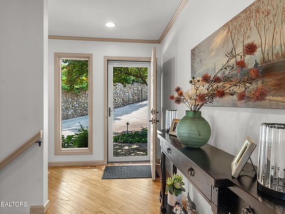 5th image of 1160 Chula Vista Dr