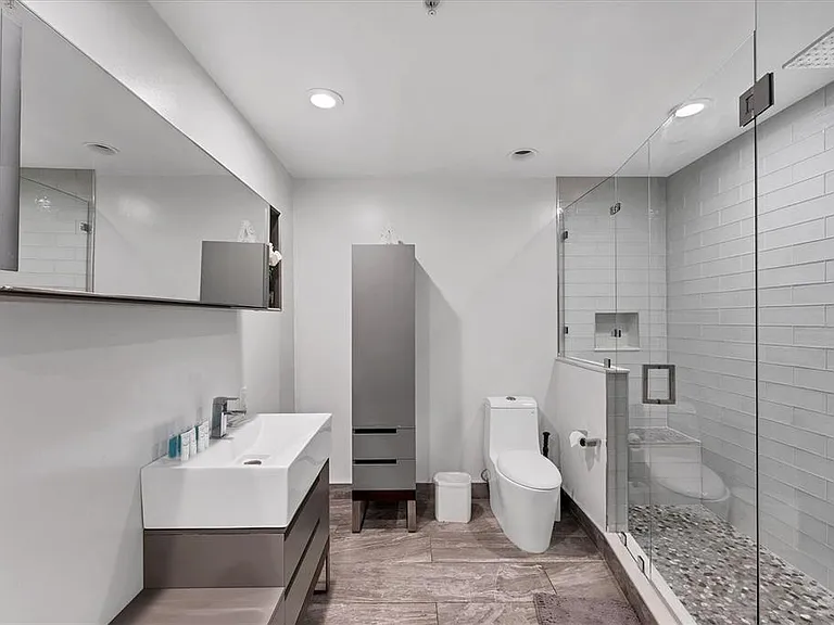 525 E Jackson St #302 — Photo 27