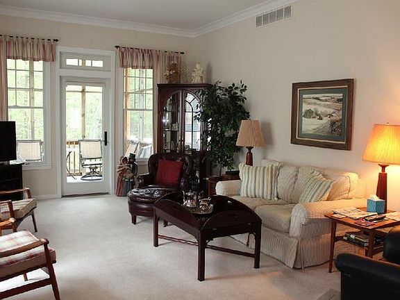 3rd image of 815 E Barrington Cir