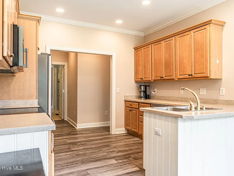 11 Victoria Dr — Photo 17