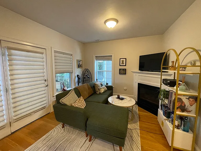 302 W 3rd St #2 — Photo 2