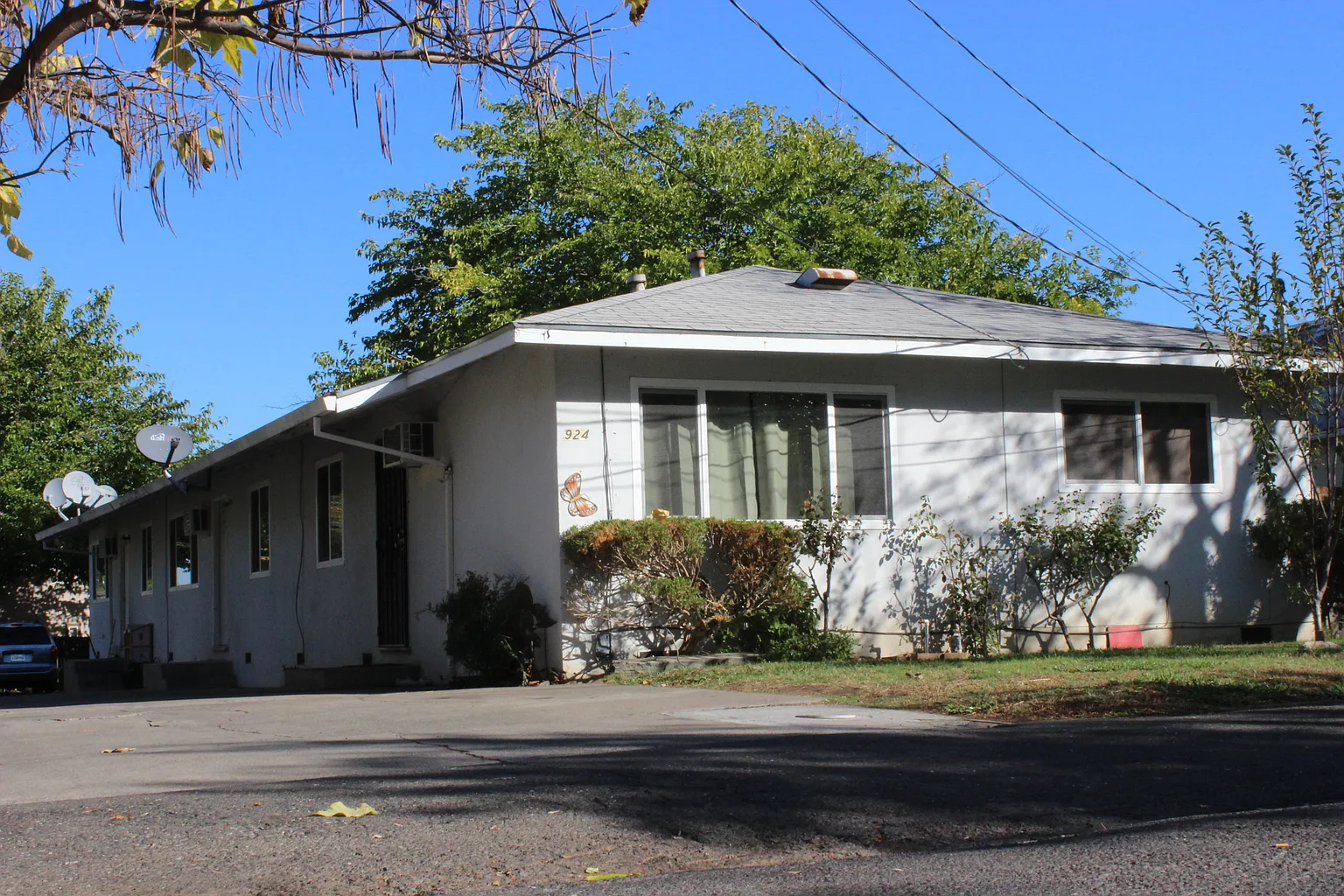 924 Lawton Ave photo 1