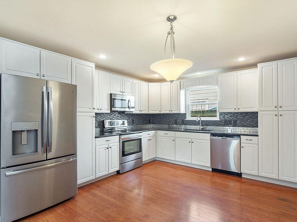 Beautiful Kitchen layout, and yes these are current pictures.