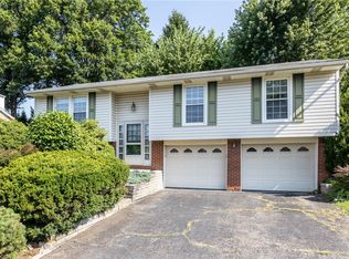 107 Black Friar Dr, Coraopolis, PA