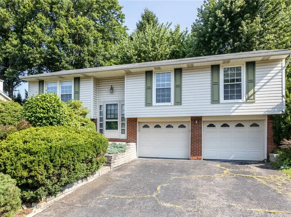 107 Black Friar Dr, Coraopolis, PA 15108