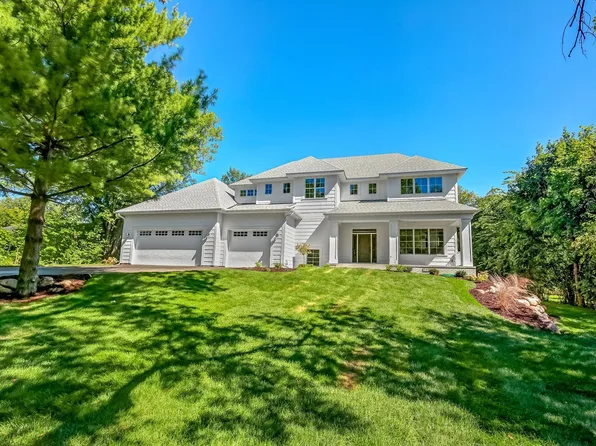 18950 Lake Ave, Deephaven, MN 55391