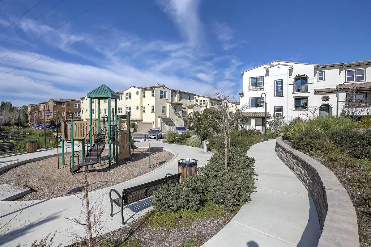3 bed, 1431 sqft, $4,150 — Photo 1